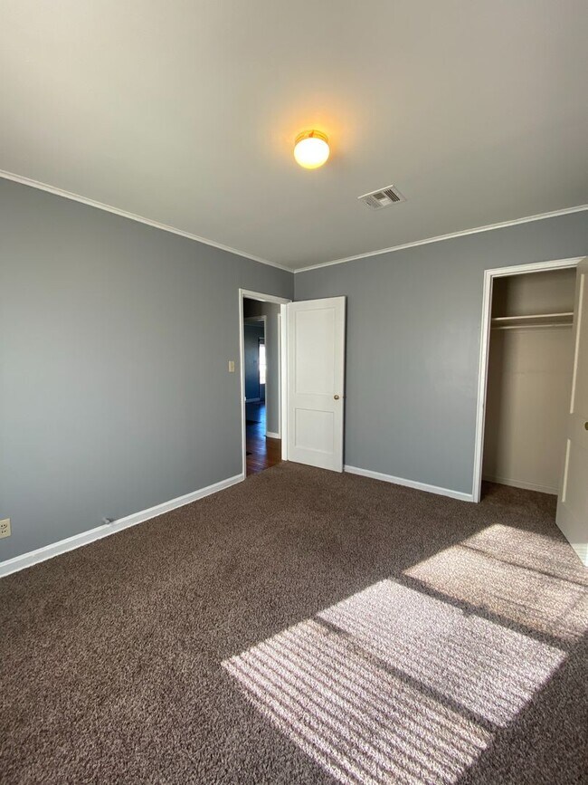 Building Photo - 3 Bedroom house near TU!!!