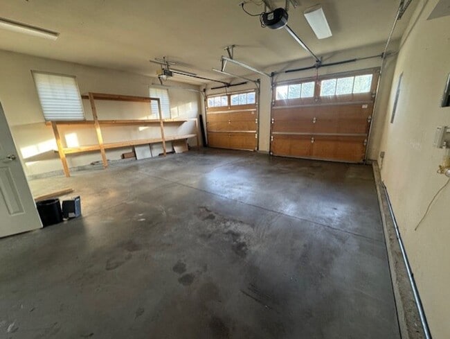 Building Photo - Broken Top Gated Community