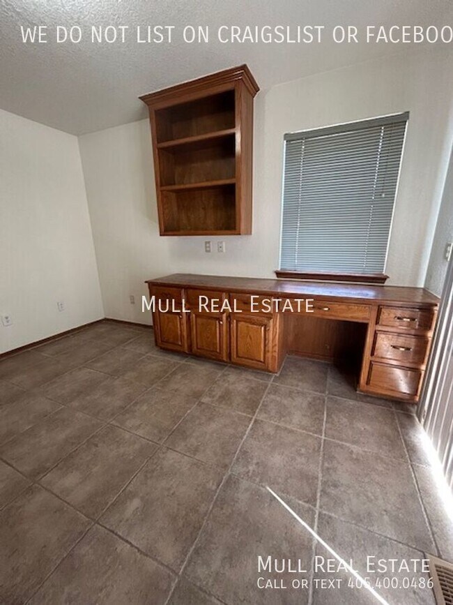 Building Photo - 2824 Silvertree Dr