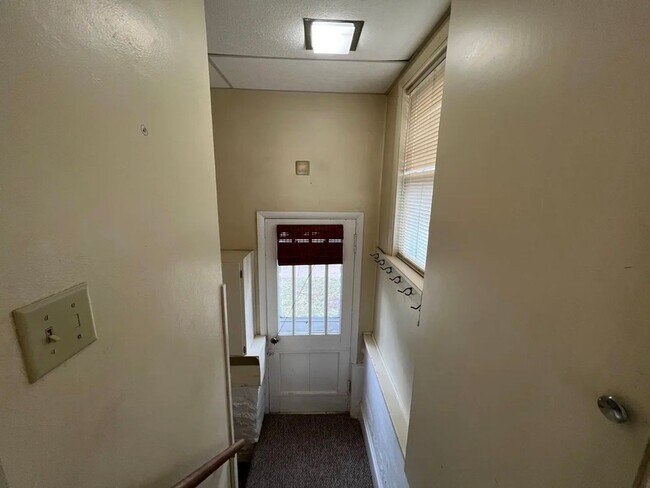 Building Photo - 406 S 6th Ave