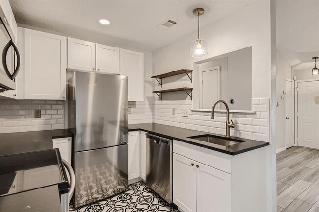 Building Photo - 1015 E Yager Ln