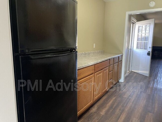 Building Photo - 940 SE Pinecrest Dr