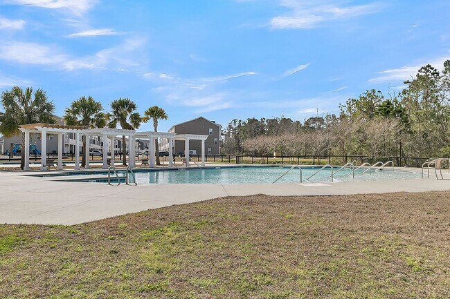 Building Photo - Fully Furnished 3 Bedroom, 2.5 Bathroom Ho...