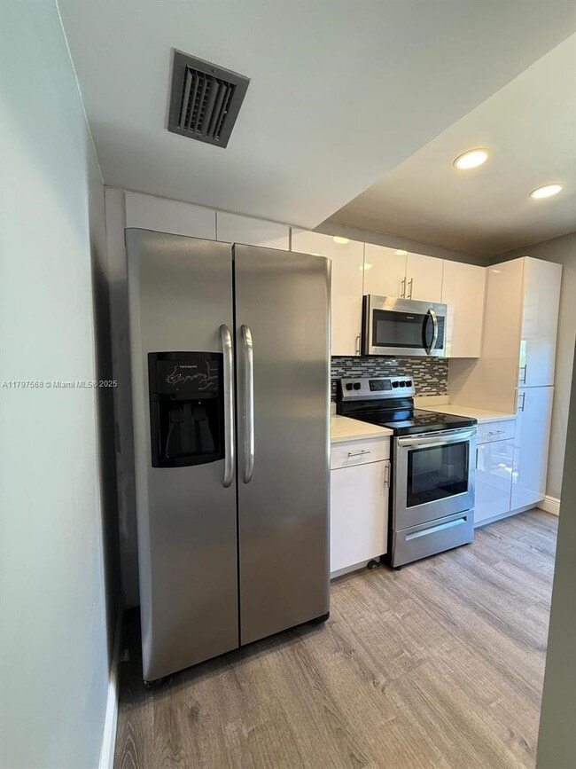 Building Photo - 10814 N Kendall Dr