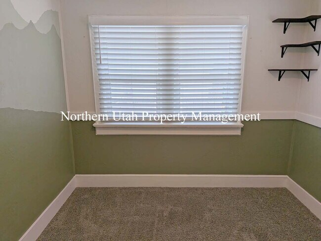 Building Photo - 3 Bed, 2 Bath, HVAC