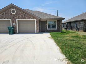 Building Photo - 108 1/2 Surrey Ln 700A