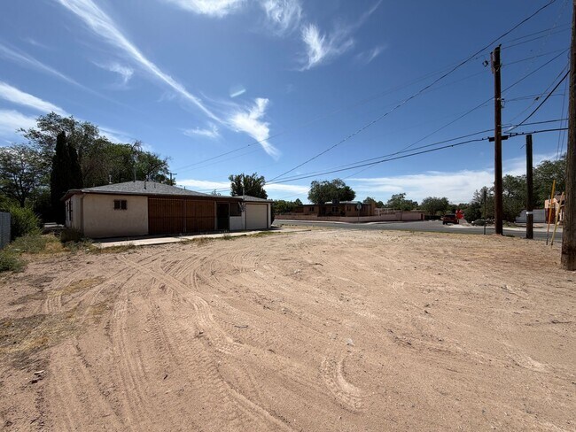 Building Photo - 2 Bedroom Single Story Home Available Near San Mateo Blvd NE & Constitution Ave NE!