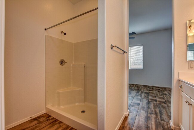 Building Photo - Beautiful 2 Bedroom with Den in Quailwood!