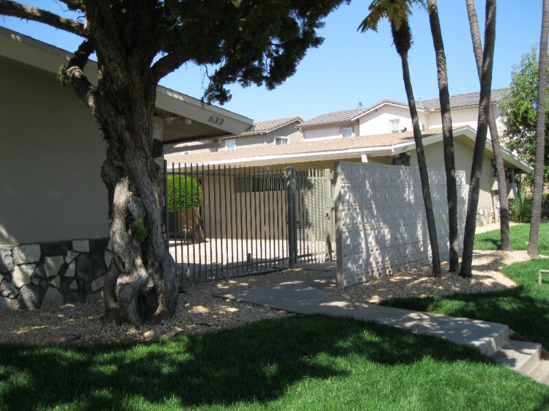 Building Photo - 633 N Fig St