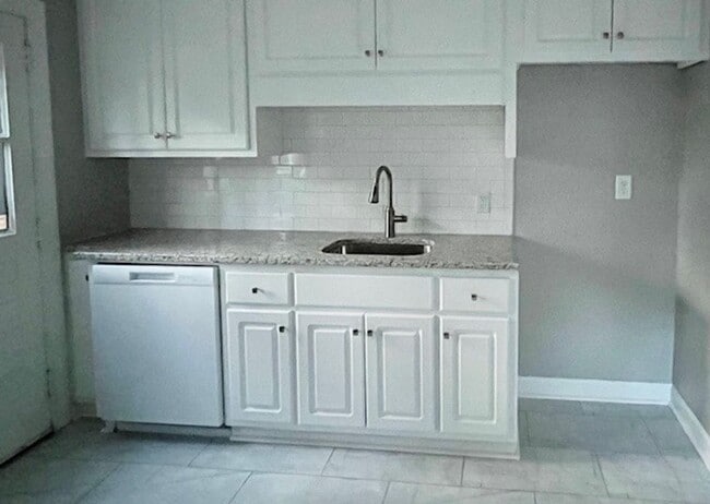 Building Photo - 205 Clyde Ave N