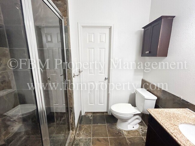Building Photo - Hidden Creek Apartments, Unit E - Beautifu...