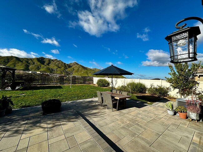Building Photo - 4 Bedroom Single Family Home in Riverside