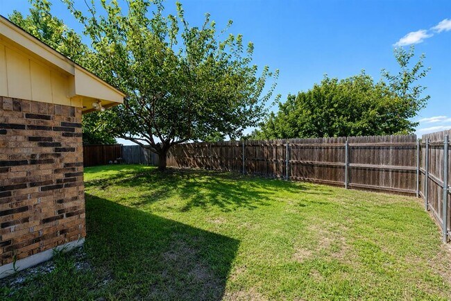 Building Photo - 2217 Parkside Dr