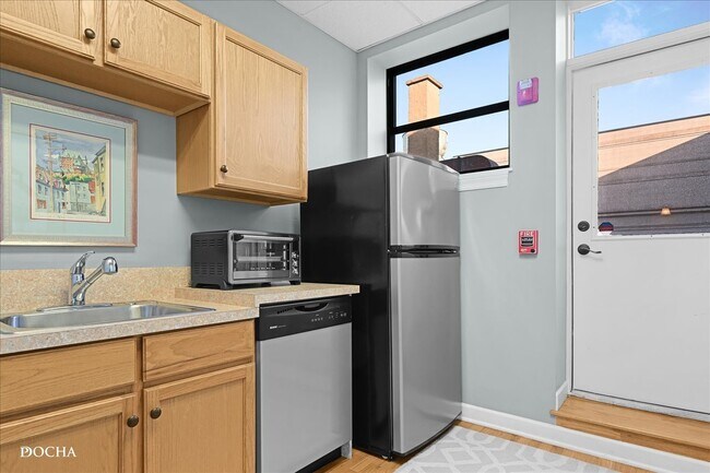 Building Photo - 202 W Main St