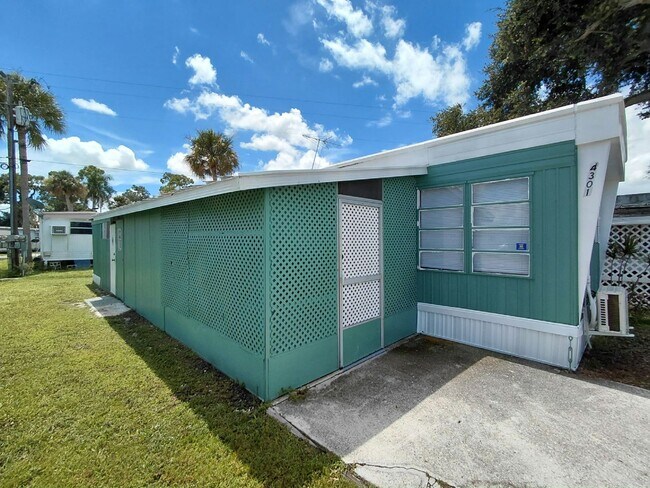 Building Photo - 4301 Mailbox Ave