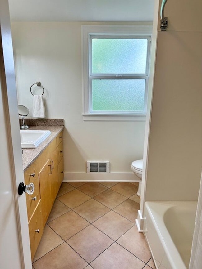 Building Photo - Spacious 4 Bedroom Home Minutes from Green...