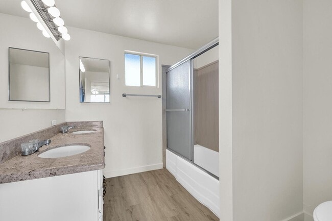 Building Photo - 6 Bedroom! 4 1/2 BATHS!  ASU! Diving Pool! Less than 1 mile to campus