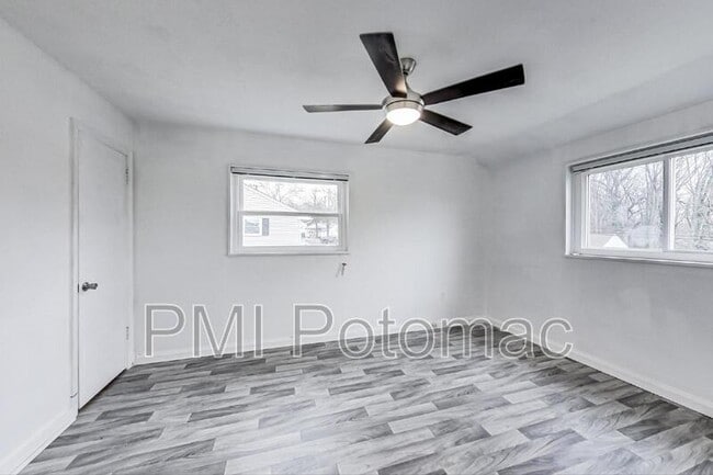 Building Photo - 7422 Parkwood St