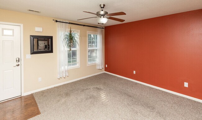 Building Photo - END UNIT!!  3 Bedroom, 2.5 Bathroom Townhome in West Des Moines!