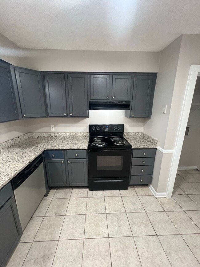 Building Photo - COMING SOON!!! 3 bed 1.5 bath TOWNHOME!!