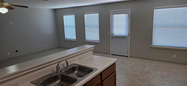 Building Photo - 1304 Anna Palm Way