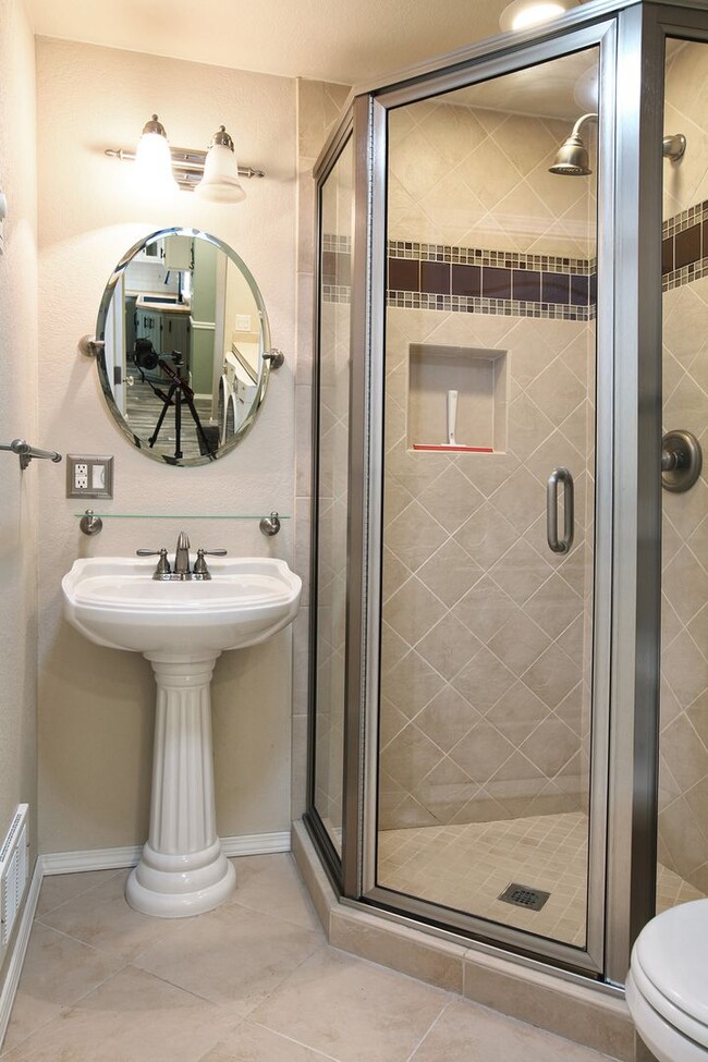Building Photo - Beautiful Home in Gleneagle Neighborhood