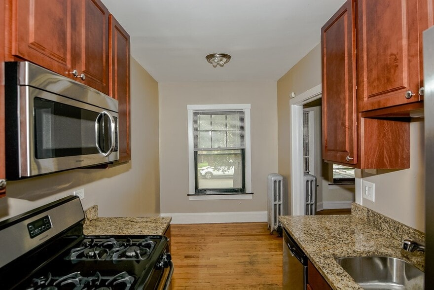 Building Photo - 2208 W Ainslie St