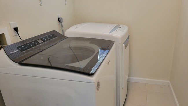 Building Photo - PENDING LEASE-Annual unfurnished 4/2 SFH i...