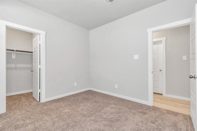 Building Photo - 3020 Gunnersbury Dr