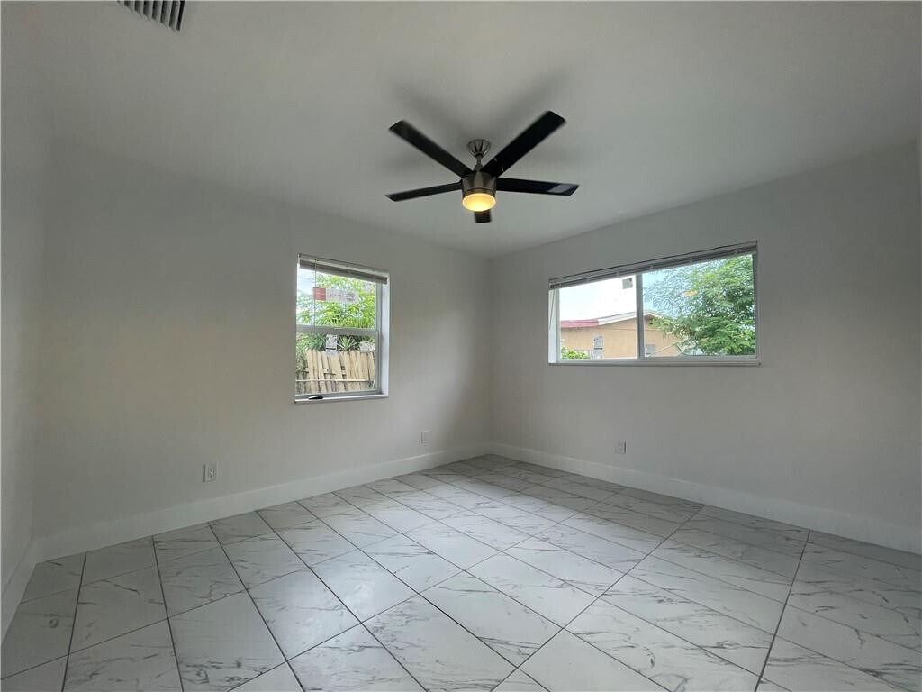 Building Photo - 1131 NW 15th Ct