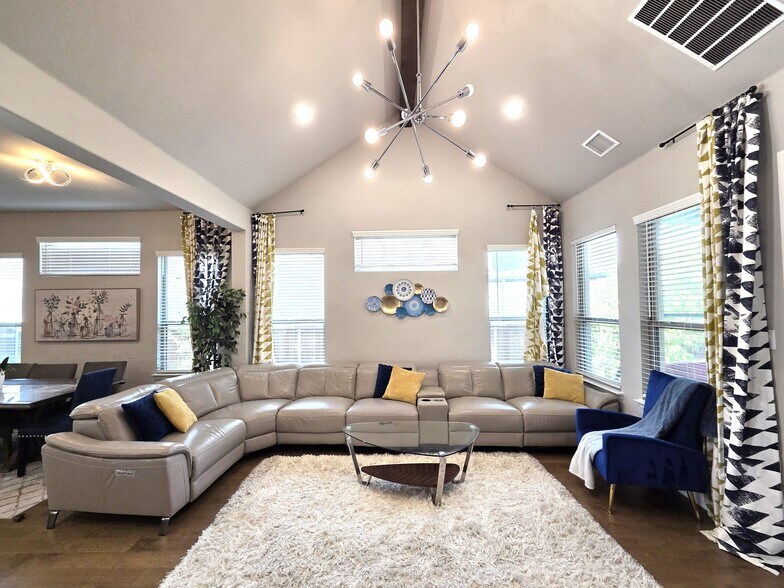 Building Photo - 8066 Glastonbury Dr