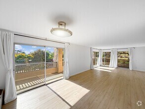 Building Photo - Charming & Spacious 2BD/2BA Condo in Bay P...