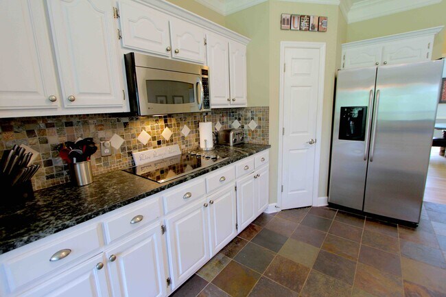 Building Photo - 5711 Chadwick Ln