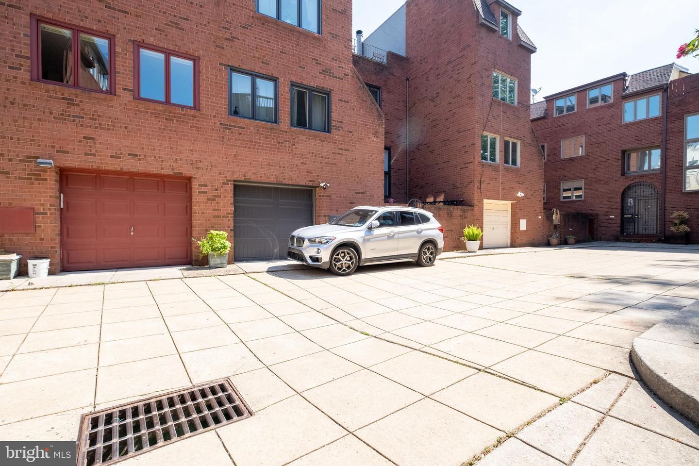 Building Photo - 129 Catharine St