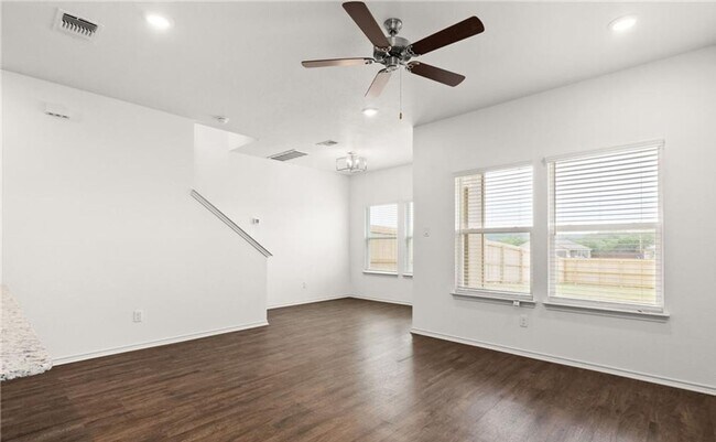 Building Photo - 3 bedroom 2.5 bathroom townhome!
