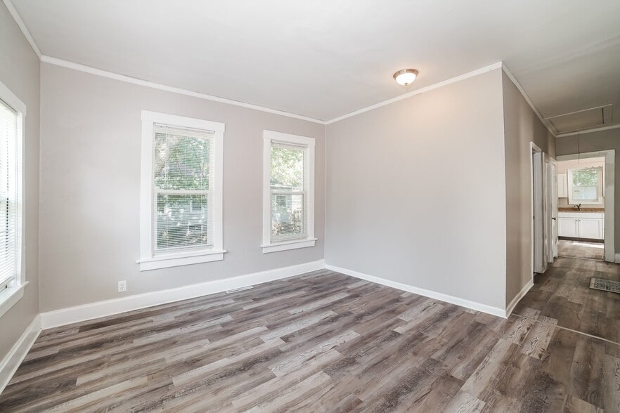 Building Photo - 419 E Maywood Ave