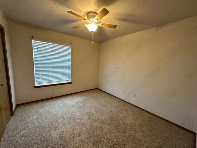 Building Photo - Spacious and nicely located on a cul-de-sac street 3 bedroom 2 bathroom home for rent.