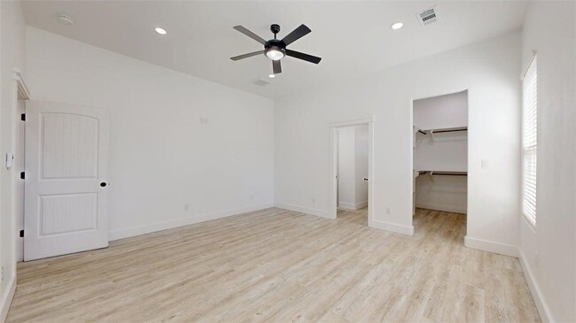 Building Photo - 4867 N Oakland Ln