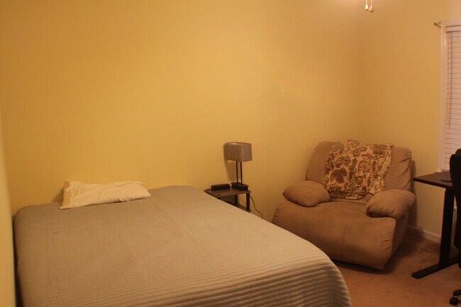 Building Photo - 2 Bedroom Apartments/Townhomes in Five Poi...