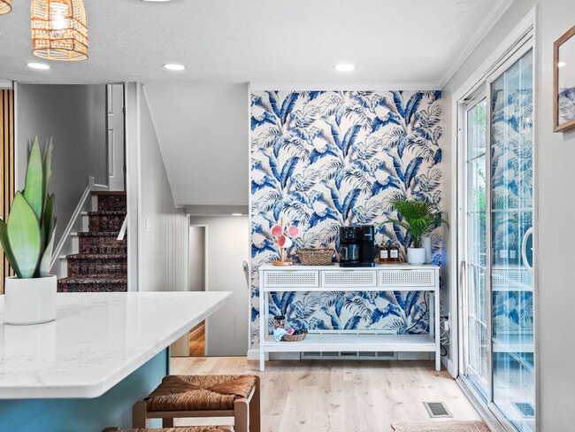 Building Photo - 5012 Hollyview Dr