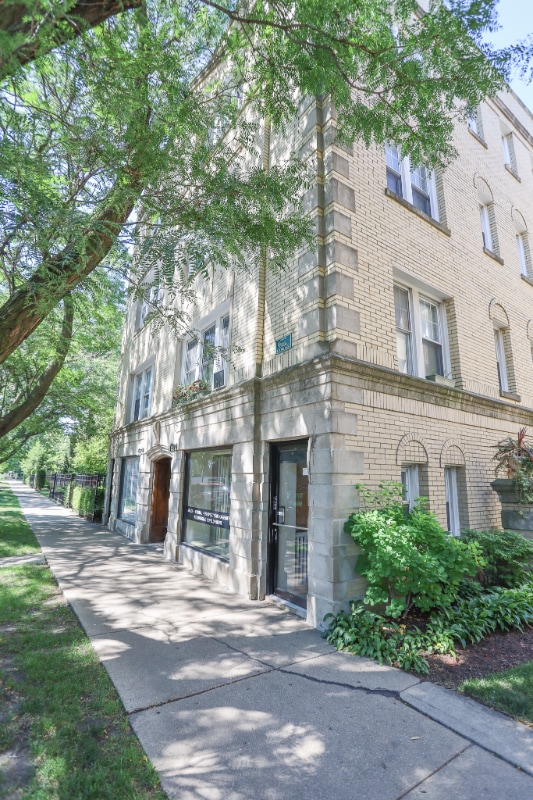 Building Photo - 4524 N Damen Ave