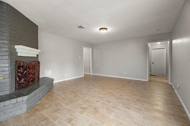 Building Photo - 16011 Hickory Knoll Dr