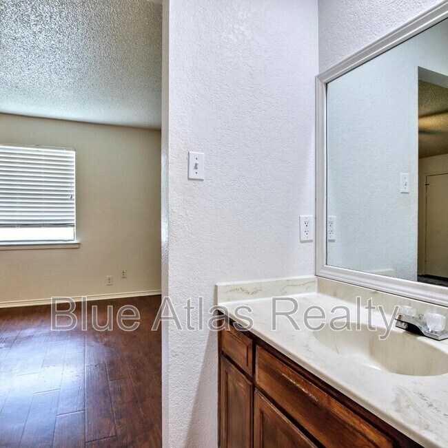 Building Photo - 6857 S Creek Dr