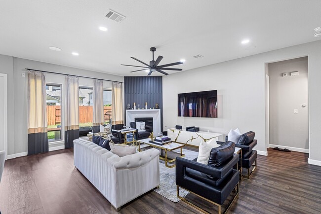 Building Photo - 2711 Sylvan Birch Trl