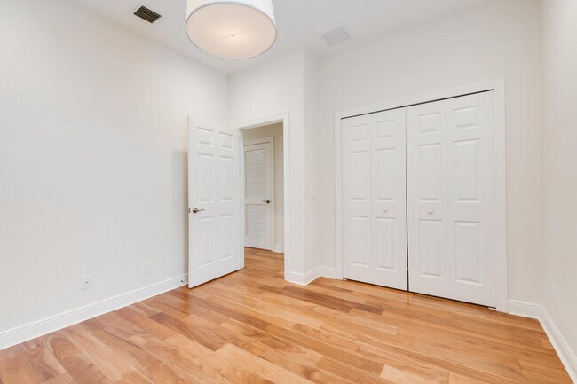 Building Photo - 4644 Cadiz Cir