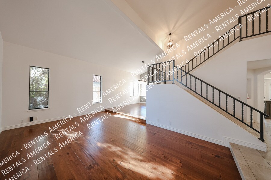 Building Photo - 5444 E Grovers Ave