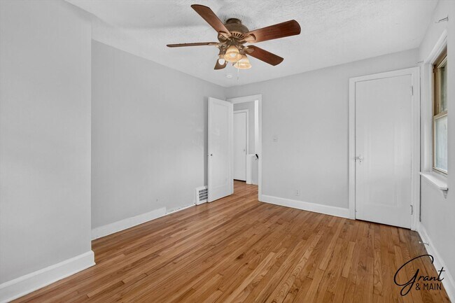 Building Photo - $1350 3 bedrooms