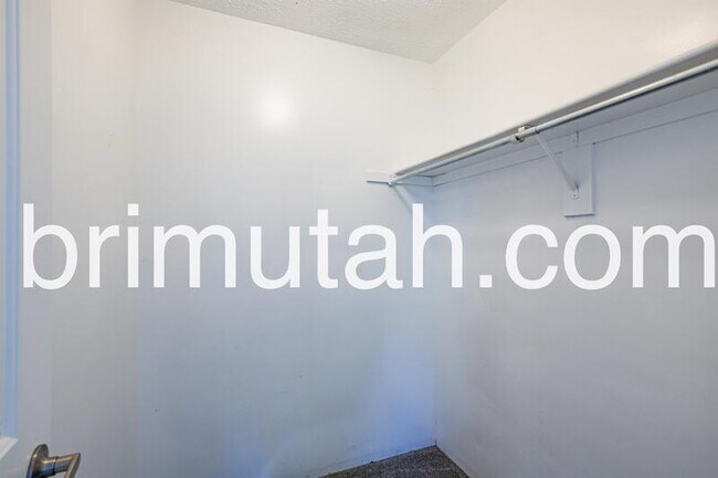 Building Photo - 2590 S 800 E