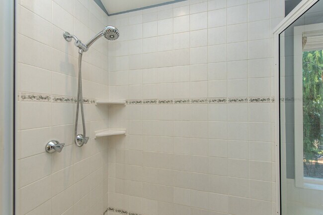 Building Photo - Beautiful Custom Home Overlooking Sequim Bay