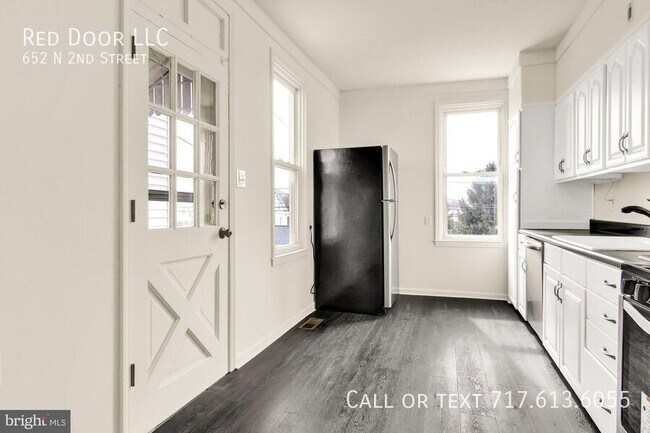 Building Photo - 652 N 2nd St